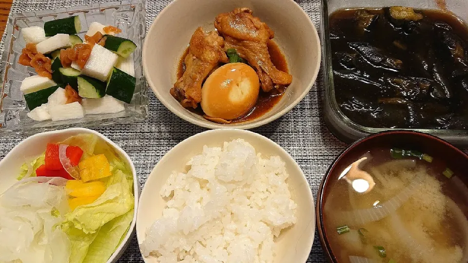 🐔手羽元のさっぱり煮
長芋とキュウリの梅合え、茄子の煮浸し、糠漬け|くみけるさん