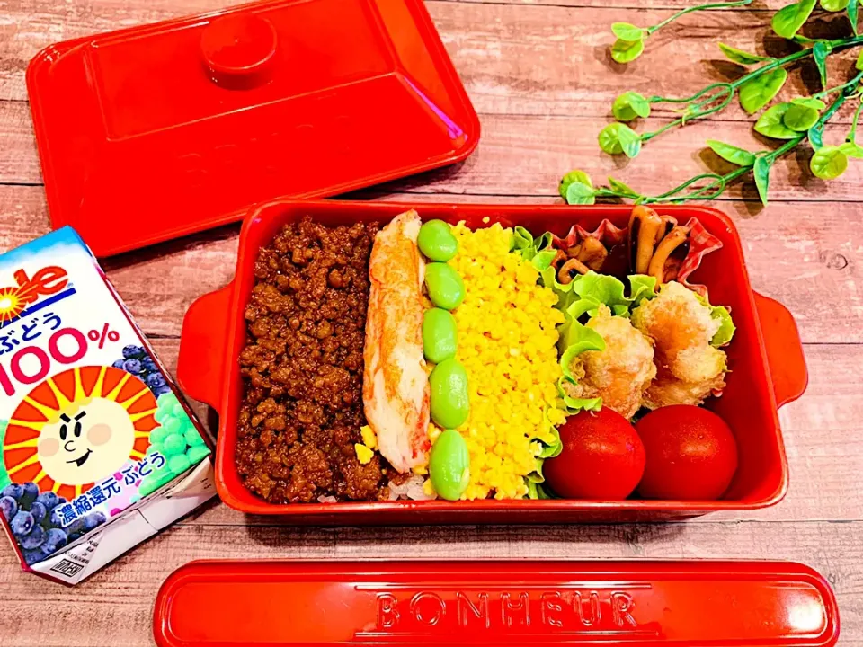 Snapdishの料理写真:JKお弁当
#3色丼
#イカのオイスター炒め
#スモークチーズ天ぷら
#とまと
#ぶどうジュース|いちごさん