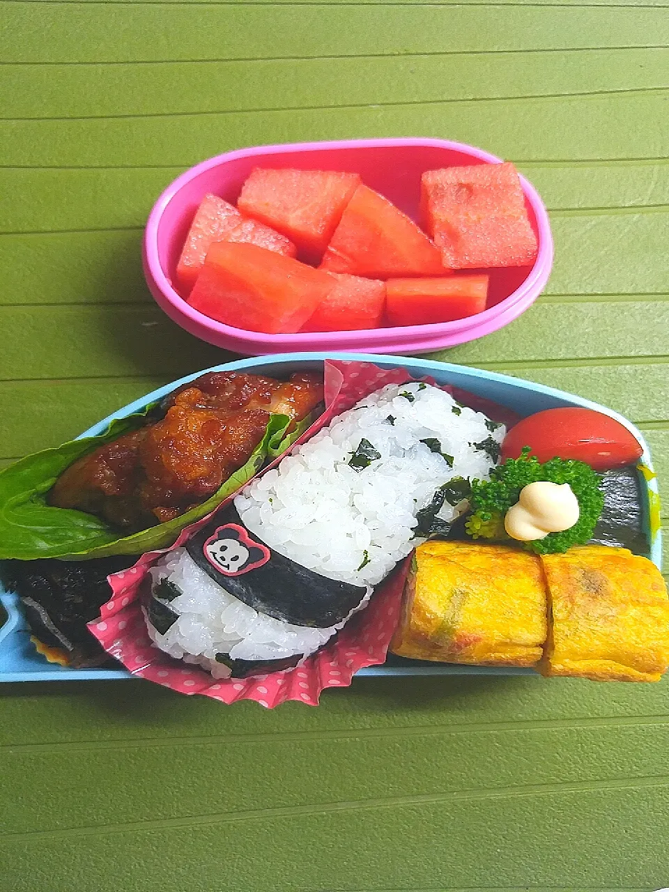 Snapdishの料理写真:☆４歳お弁当☆若芽お握り＊ｶﾆｶﾏ三葉玉子焼き＊ブロッコリー＊ミニトマト＊唐揚げ＊南瓜煮物＊ひじき煮物＊スイカ|ｼｮｺﾗさん