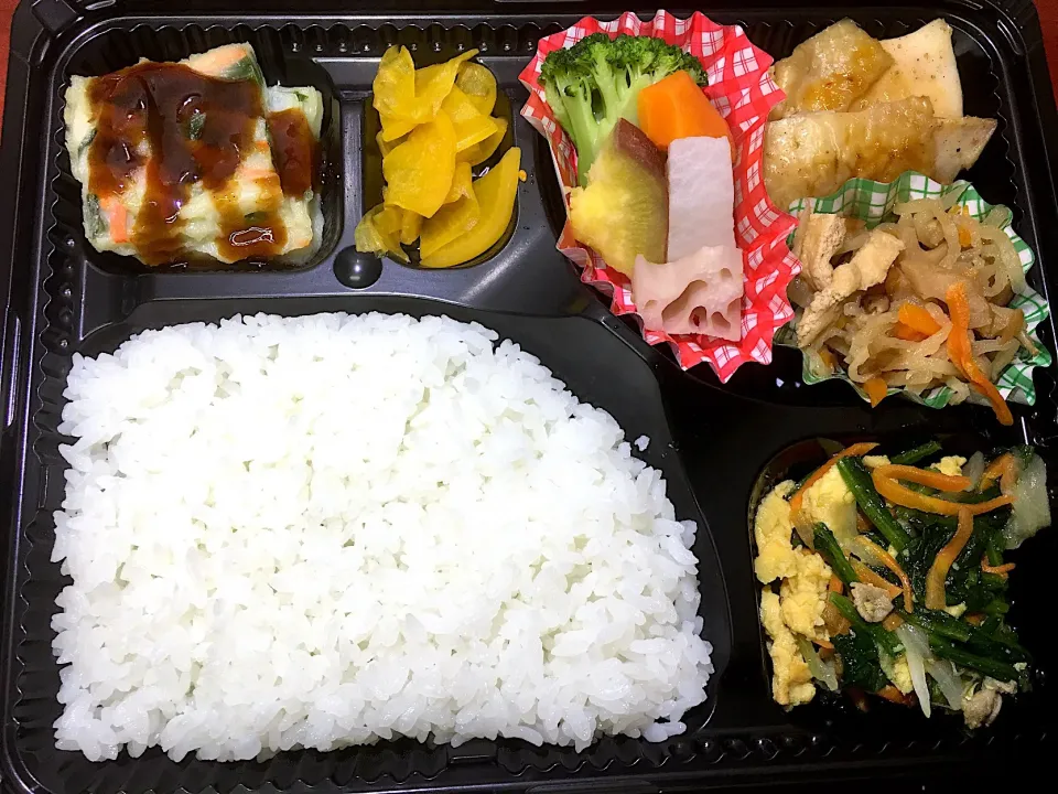 Snapdishの料理写真:チキンステーキステーキソース 日替わり弁当 宅配ランチ 豊川市配達|Naokazu Kuritaさん