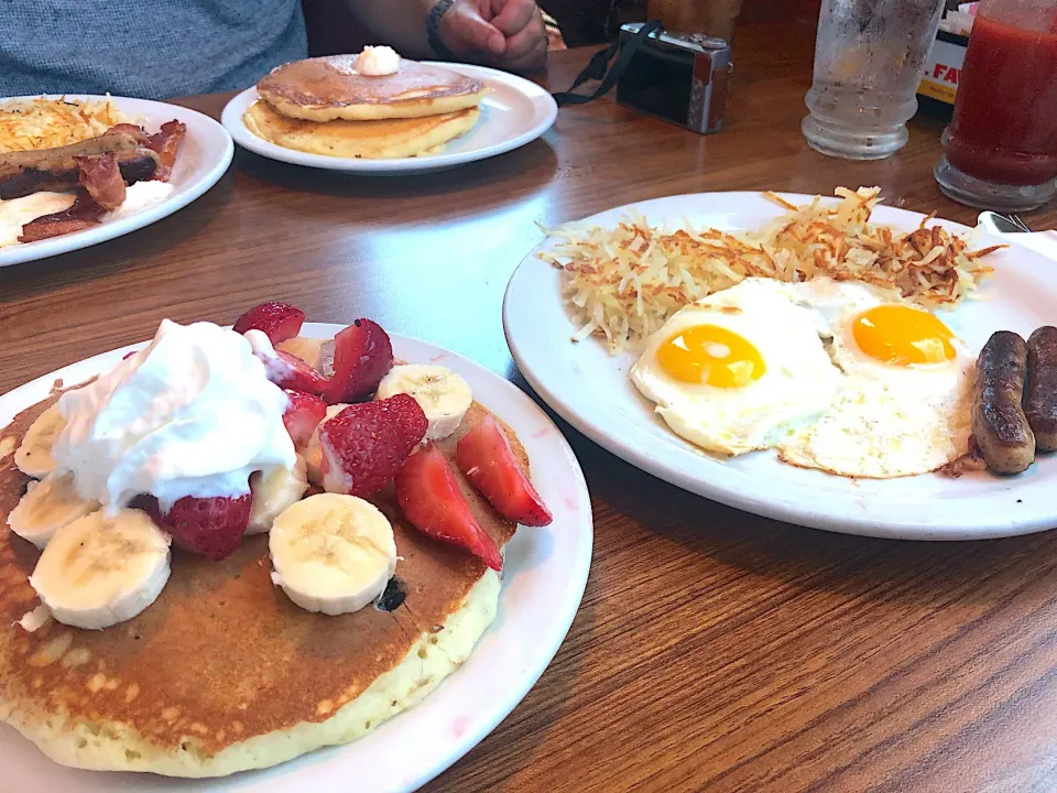 DOUBLE BERRY BANANA PANCAKE BREAKFAST🍓🍌🥞|Makigelinaさん