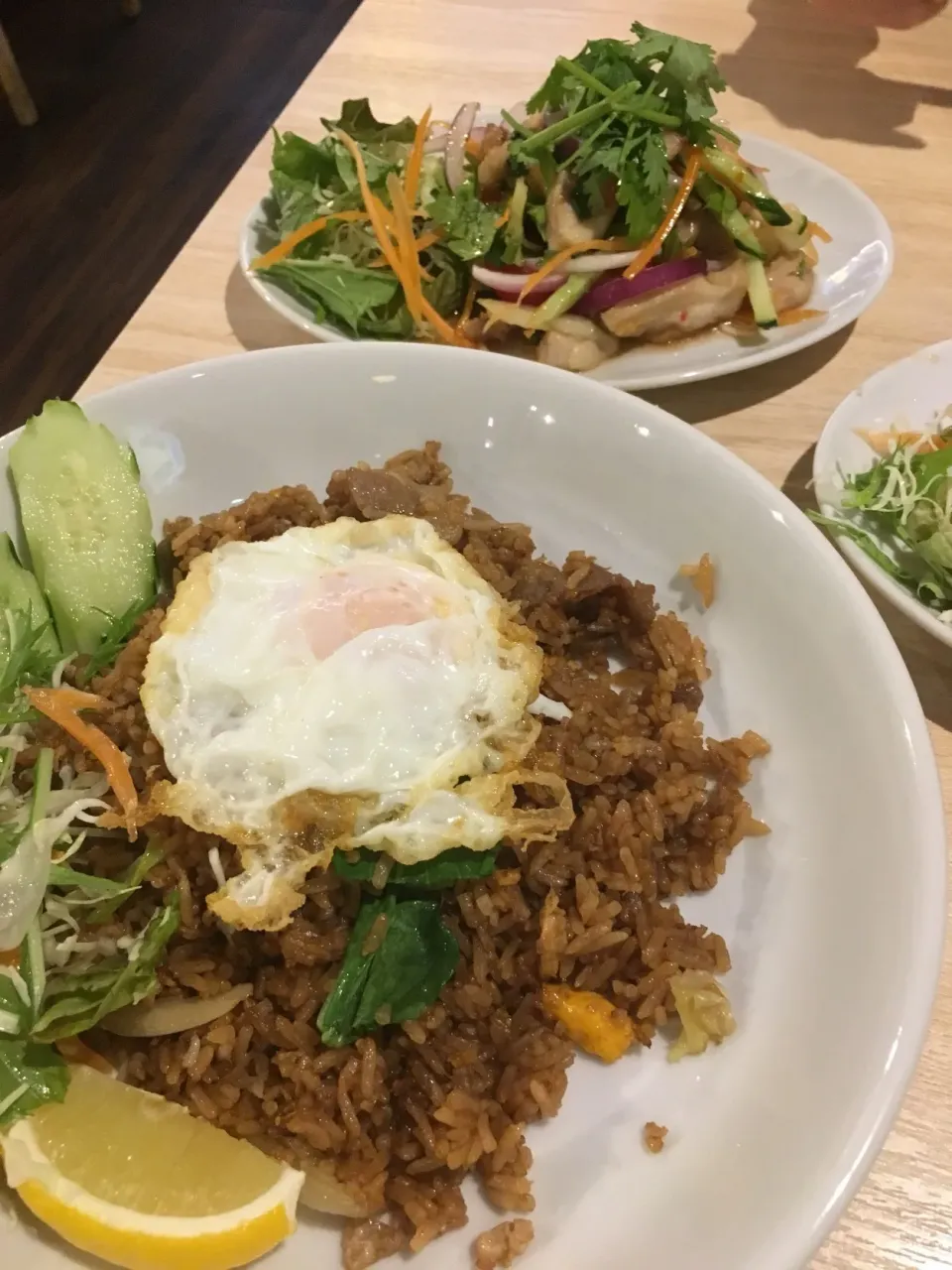 🇹🇭ラックタイチャーハンとヤムガイヤーン(ローストチキン、きゅうり、トマトのピリ辛和えサラダ)#ワールド飯#異国感抜群の風味|にゃふてんさん