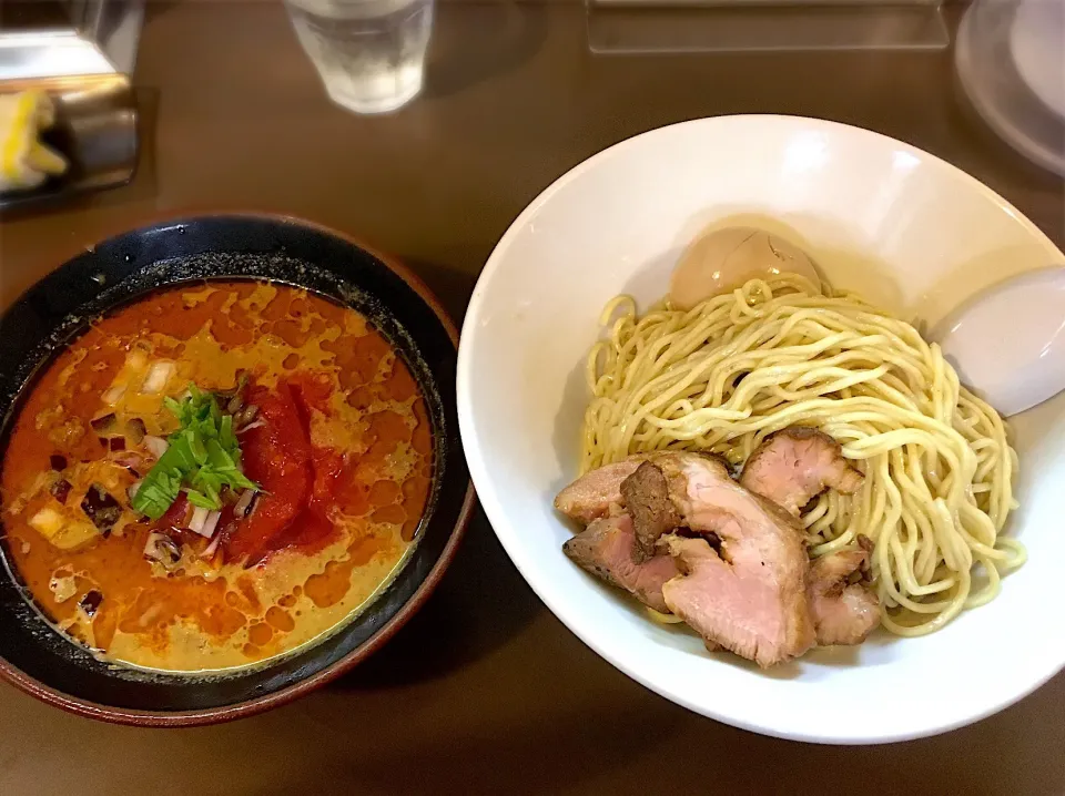 胡麻ダレ冷やしつけ麺(トマト入り) 
＋特性トッピング？
@鶏こく中華 すず喜|morimi32さん