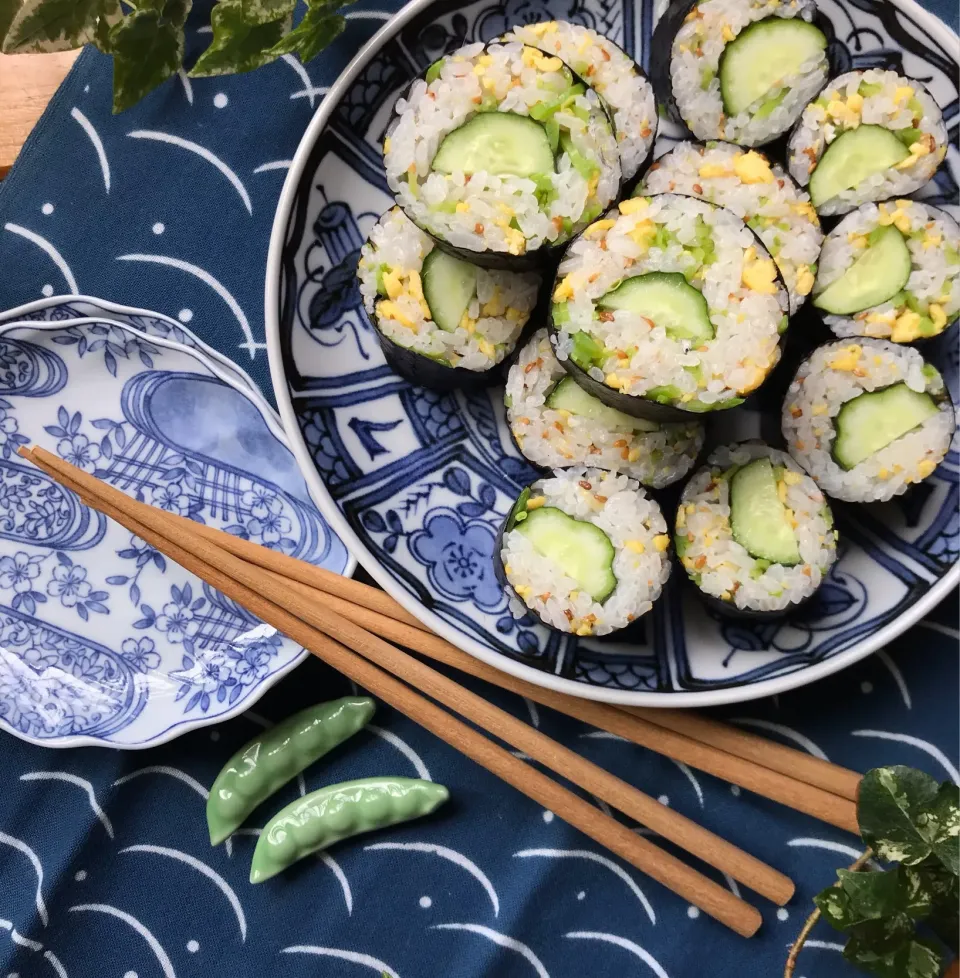 🥒色々混ぜた 豪快カッパ巻き🥒 酢飯にはちりめんじゃこと炒り卵、炒りごま 絹さや入り。|Hollyさん