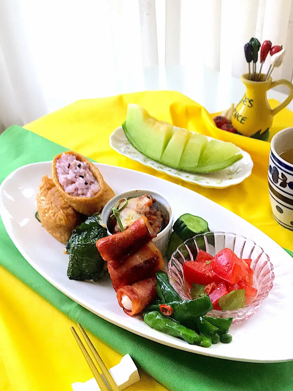 佐野未起さんの料理 いのちゃんさんの料理 切ってもんで寝かすだけ…「味噌漬けピーマン」作ってみました❣️簡単で便利な野菜料理なので、ひとりのおうちランチの一品に❣️ 今日は雑穀米の稲荷寿司でワンプレート🥢|サミカさん