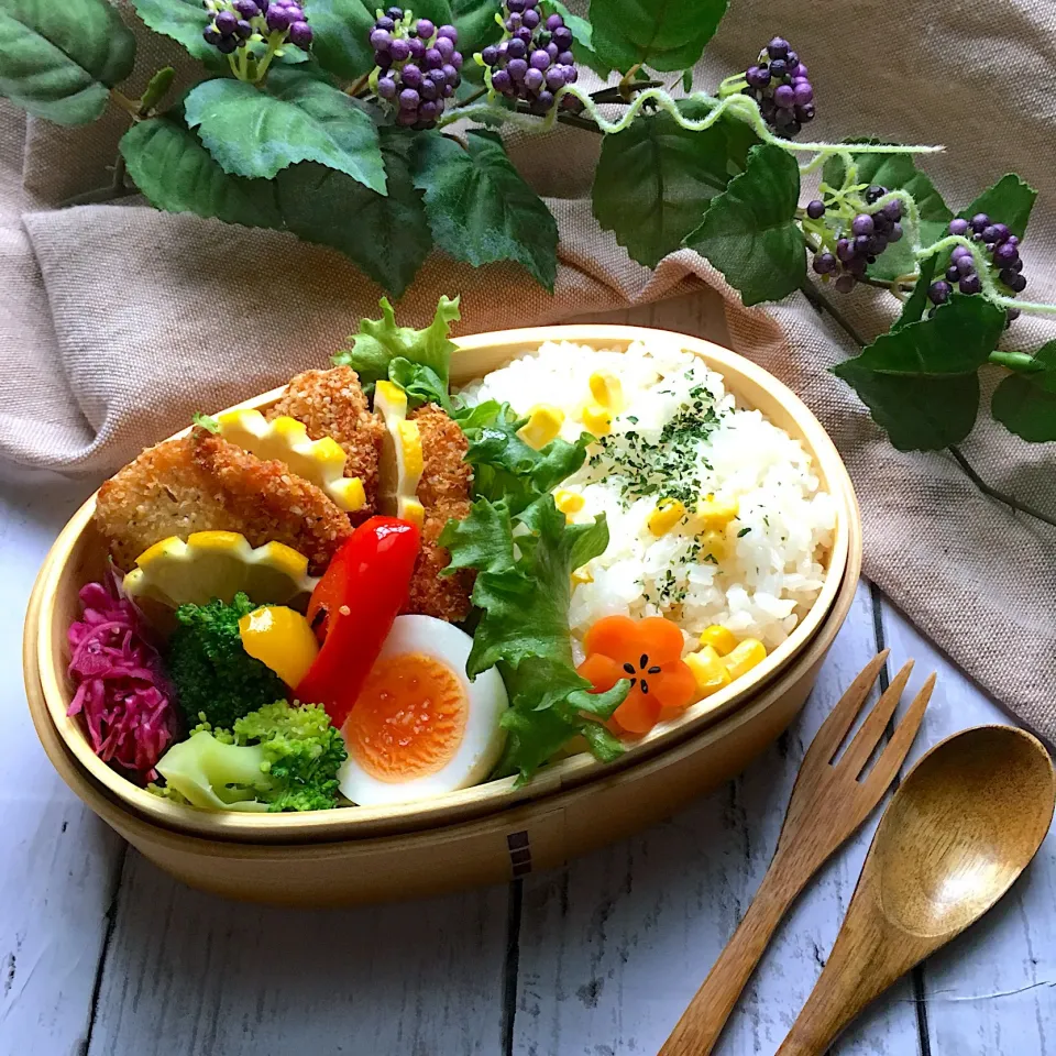 Snapdishの料理写真:コーンバターライスとささみのカリカリ焼きのお弁当|yukino_72さん