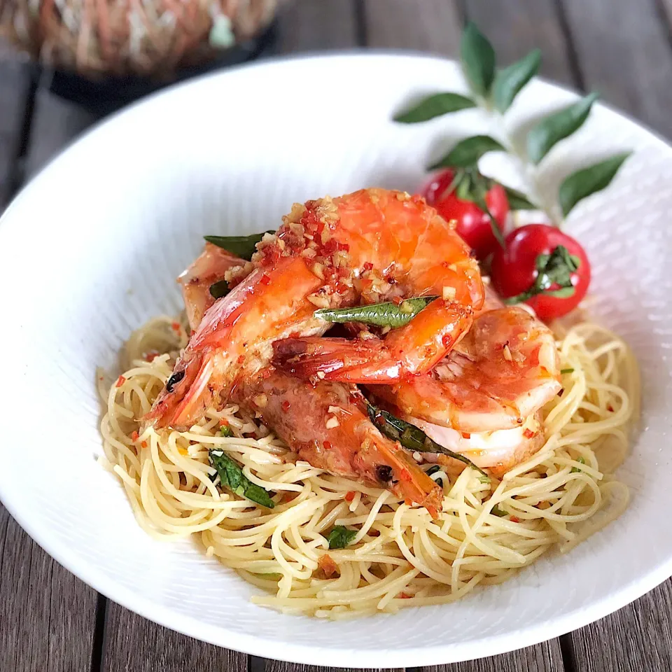 Spicy aglio olio with lemongrass prawns|12Dragonさん