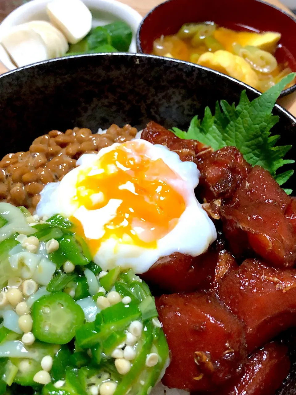 鮪の漬けとネバネバ丼|ミウトおかんさん