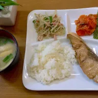 Snapdishの料理写真:ハマチの煮付け もやし炒め サーモンとキムチの和え物 山芋のお味噌汁|msさん