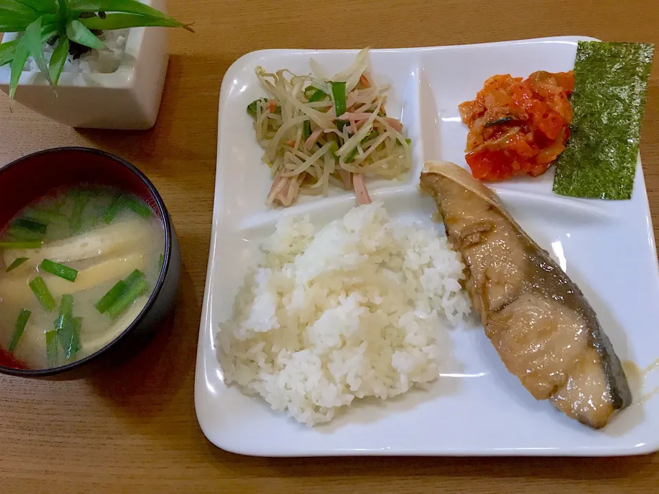 ハマチの煮付け もやし炒め サーモンとキムチの和え物 山芋のお味噌汁|msさん