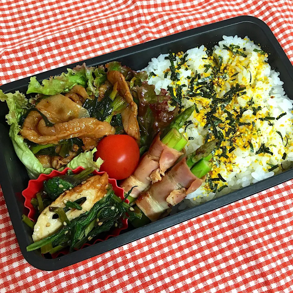 Snapdishの料理写真:👨🏻父ちゃん弁当
ごま油で炒めた豚バラコチュジャン
小松菜とちくわの塩昆布
アスパラベーコン|まいまいさん