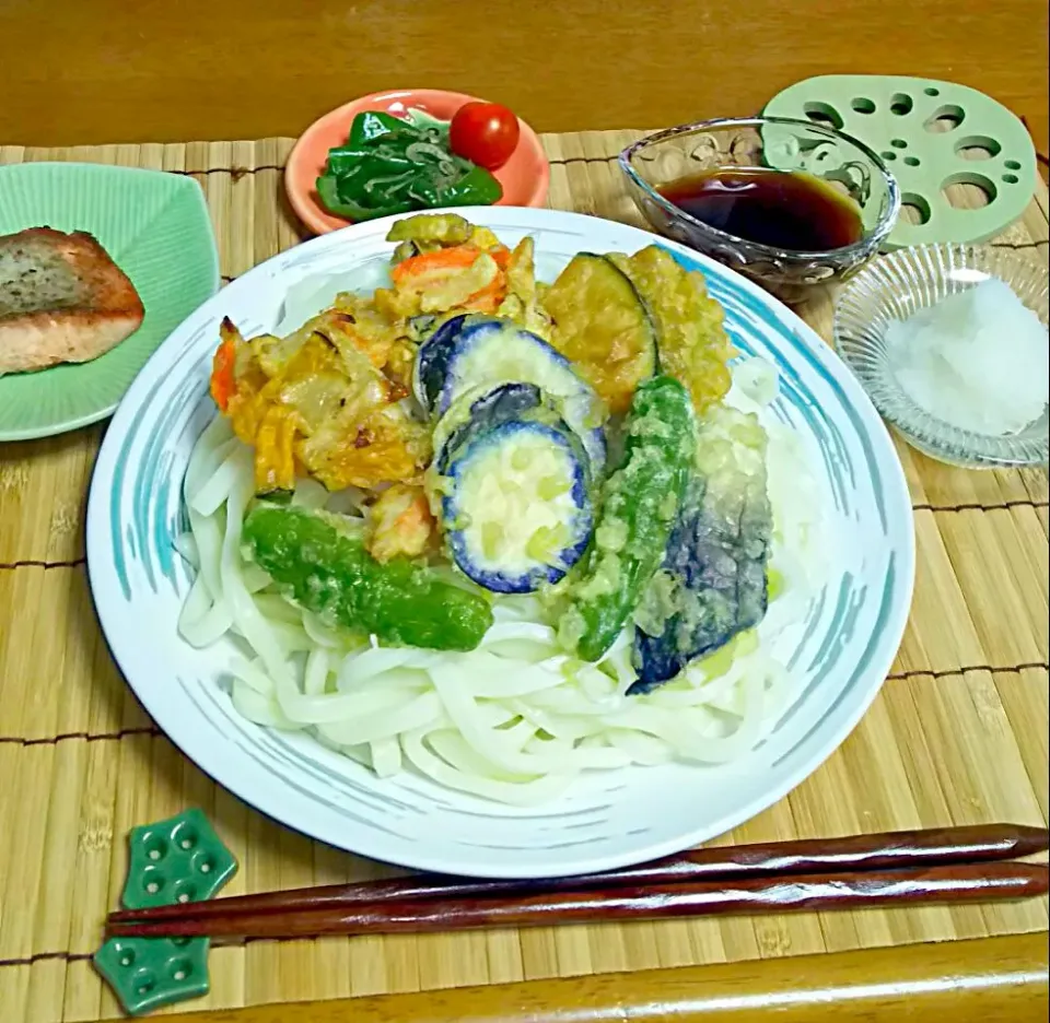 おろしぶっかけ野菜の天ぷらうどん😋🎵 #ぶっかけうどん|とししいたけさん