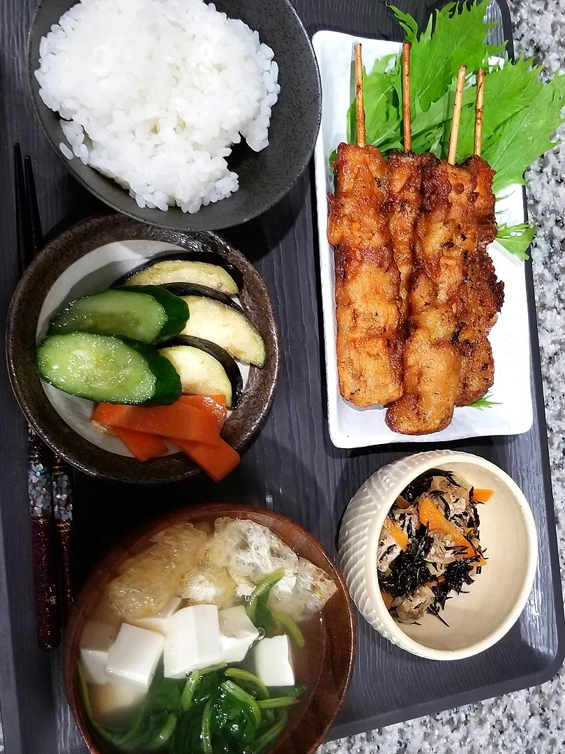 ネギマで唐揚げ串カツ
浅漬け
ひじき煮
吸い物|あぁちゃんさん