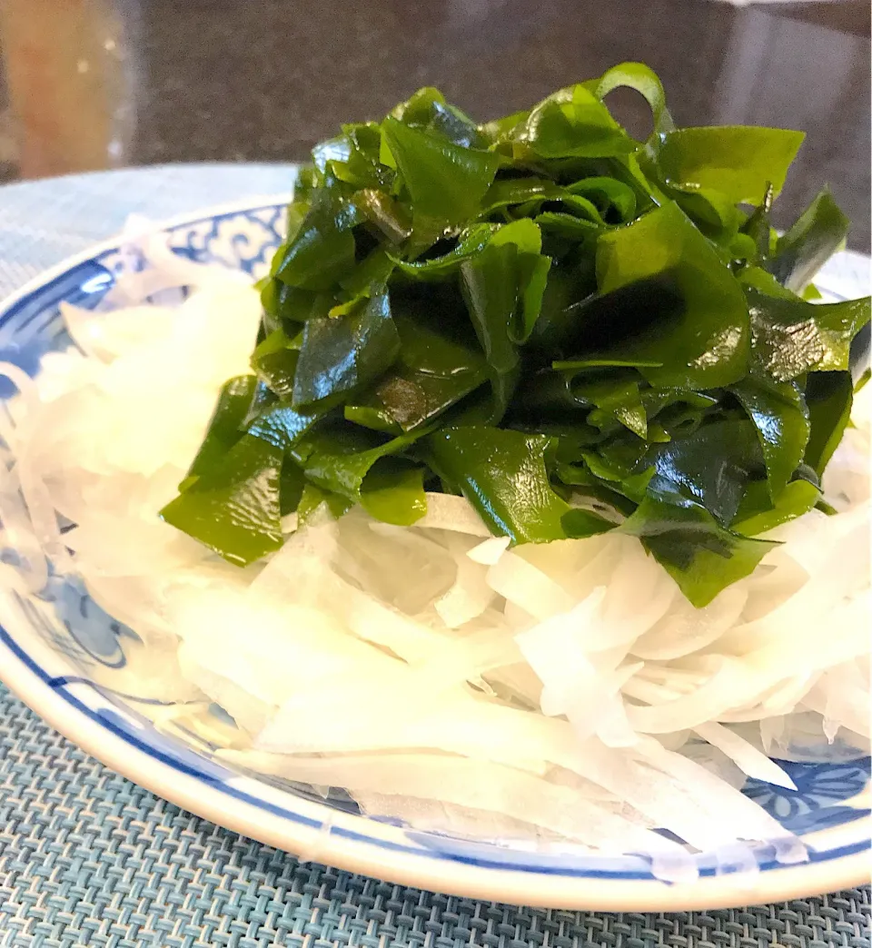 スライスオニオンとワカメのヘルシーサラダ🥗|シュトママさん