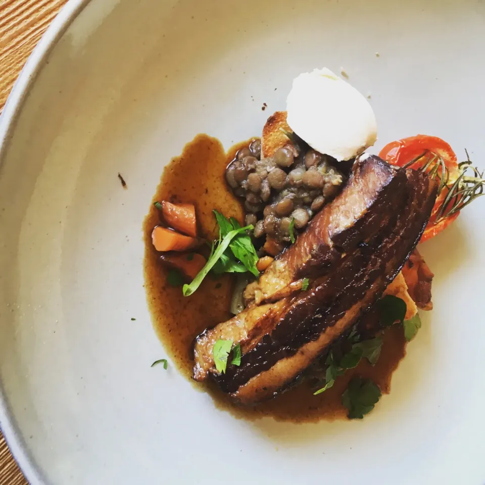 Braised pork belly w/lentil, pork jus,roasted tomato,mascarpone cheese|tさん