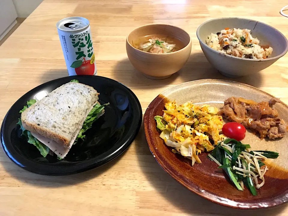 朝焼き胡麻食パン🍞のハムサンド&リンゴジュース(朝ごはん)と
旦那さんに作った残りのお弁当プレート(お昼ご飯)→ばら寿司、お吸い物、ニラとえのきのバターソテー、キムチとキャベツの卵とじ、ジンジャーポークチャップ、アイコトマト🍅|さくたえさん