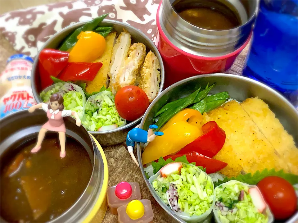 あわび茸入り辛口カツカレー&夏野菜素揚げ(インゲン・パプリカ)&野菜生春巻き&大葉&プチトマト🍅の夫婦お弁当♪|桃実さん