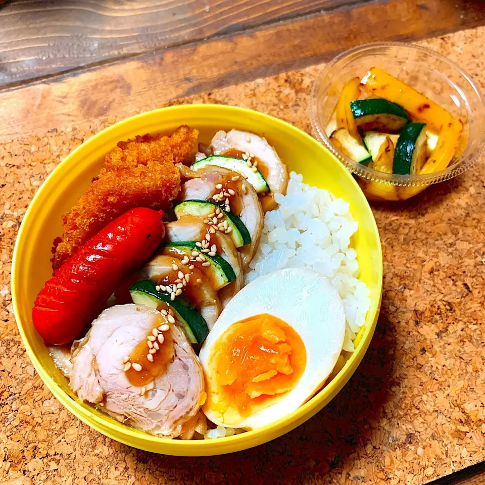 【お弁当】味玉のっけ鶏チャーシュー丼＆エビカツ|ぽりんさんさん