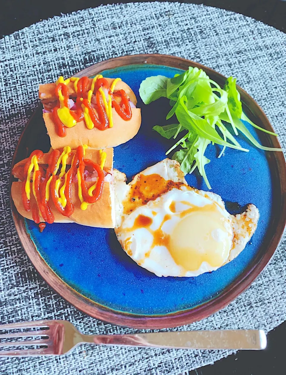 白い卵の目玉焼きとドック！|紫…さん