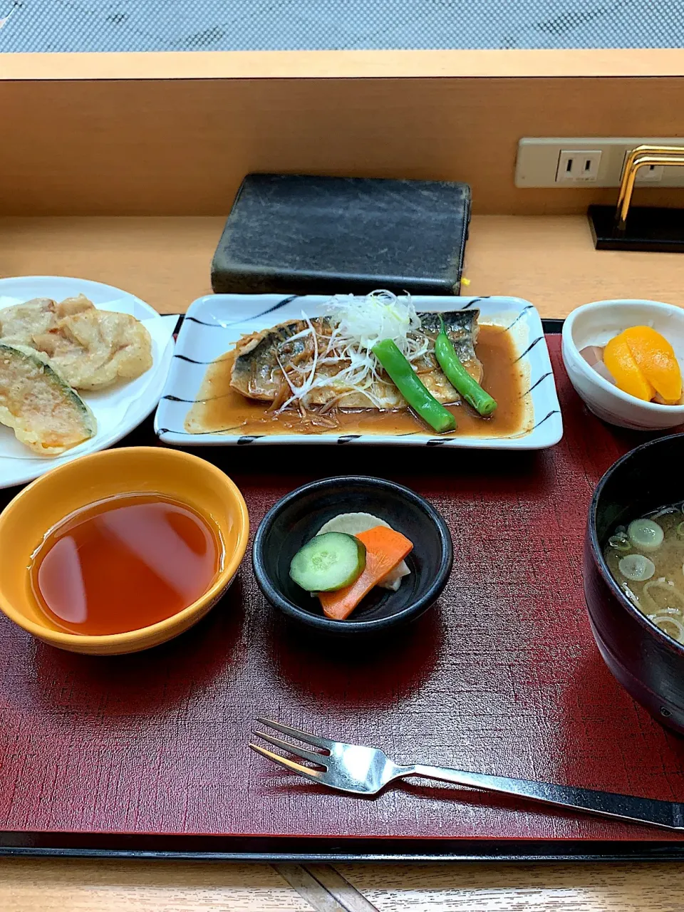 Snapdishの料理写真:鯖味噌煮/豚ヒレ肉と舞茸天ぷら/味噌汁|山内博之さん