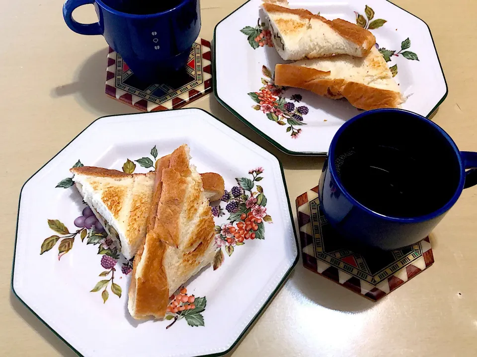 Snapdishの料理写真:7／19朝食   •トーストサンド •コーヒー|おさんどんさん