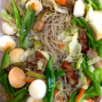 Pancit bihon sotanghon  w/ squid balls  fried vegs. Pringroll  crunchy lechon kawali|Analiza Momozonoさん