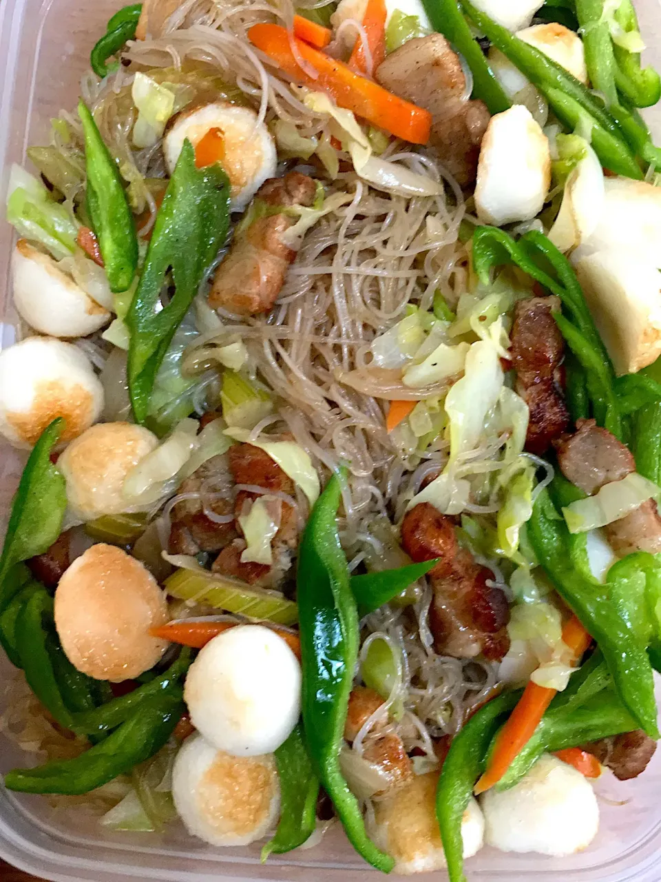 Pancit bihon sotanghon  w/ squid balls  fried vegs. Pringroll  crunchy lechon kawali|Analiza Momozonoさん