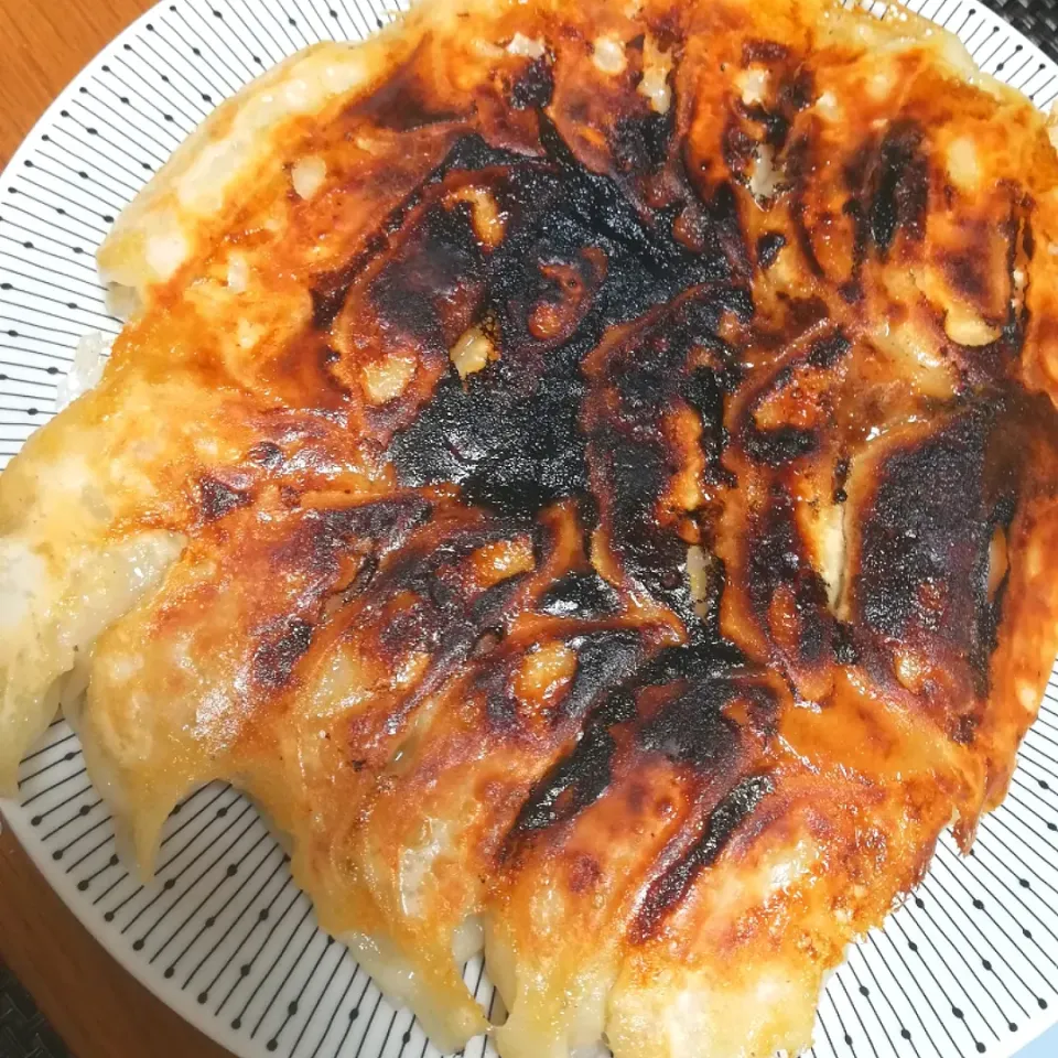 餃子は大阪王将の冷凍餃子か美味しすぎて作る気がしない😂焦げたけど美味しかった❤|yuimaruさん