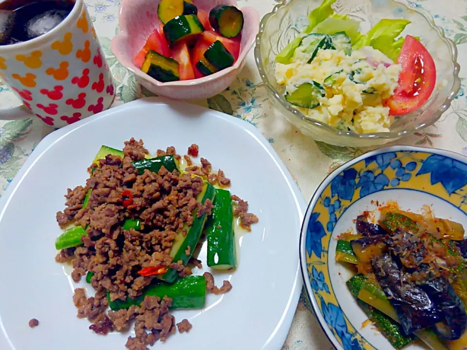 胡瓜を大量に貰って胡瓜尽くしの夕食☆肉味噌胡瓜炒め＆胡瓜と茄子とズッキーニのめんつゆ煮浸し＆ミツカンレシピの胡瓜入りポテサラ＆きゅーちゃん風とトマトの和え物☆|うたかた。さん