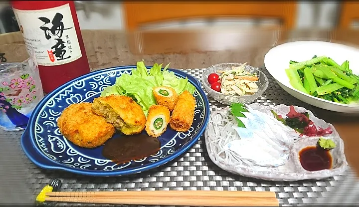 昨日のカボチャの煮物から～の
カボチャコロッケ
ちくわおくら(ばあちゃん👵作)
ゴボウサラダ
青菜のにんにく炒め🌱
太刀魚の刺身🐟   🍶|bisenさん