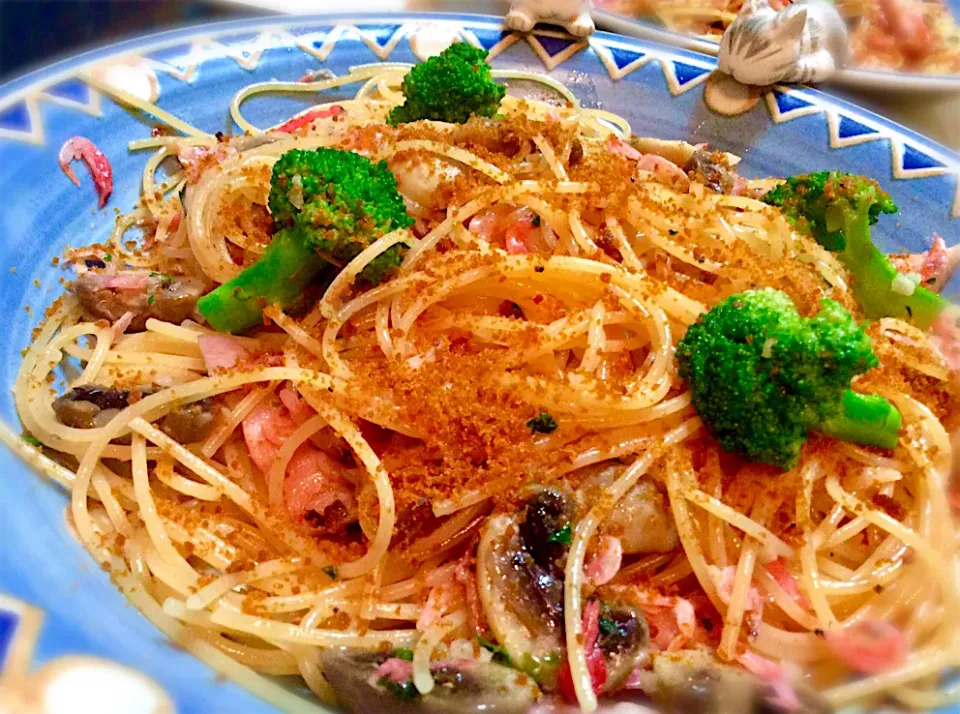 Snapdishの料理写真:擦ったカラスミをかけた、ベーコン🥓ブロッコリー🥦桜海老🦐マッシュルーム🍄のペペロンチーノ|Takeshi  Nagakiさん