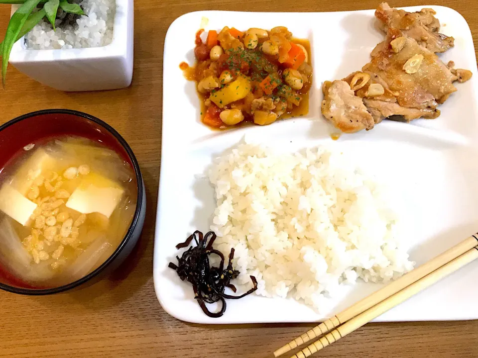 今日のワンプレート。ポークビーンズ チキンステーキハーフ 白菜のお味噌汁|msさん