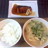 Snapdishの料理写真:今日の夕飯は豆苗と油揚げの味噌汁とブリの照り焼き！！|カンナさん