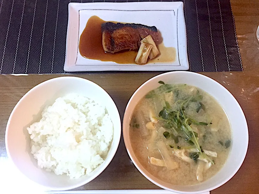 Snapdishの料理写真:今日の夕飯は豆苗と油揚げの味噌汁とブリの照り焼き！！|カンナさん