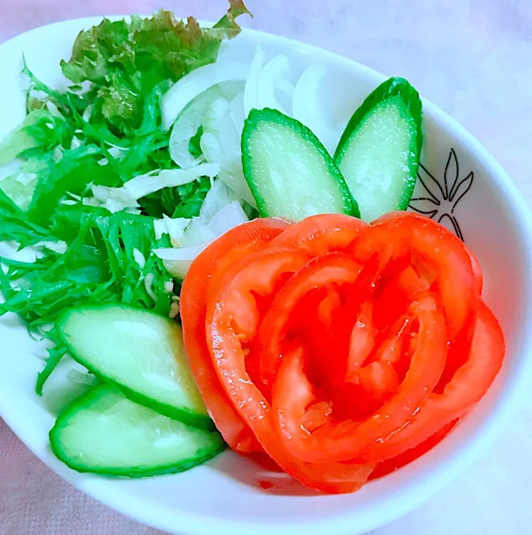 トマトでバラの花🌹少し綺麗なサラダ|かっちゃん杉さん