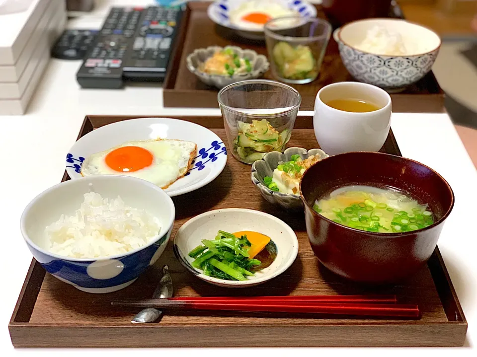 Snapdishの料理写真:朝ごはん。目玉焼き、きゅうりの梅風味、冷奴、野菜たっぷりお味噌汁。|yukiさん