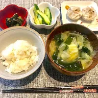 Snapdishの料理写真:キャベツとワカメのお味噌汁|timi2さん