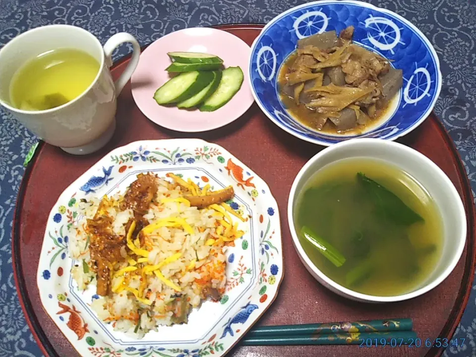 Snapdishの料理写真:よねばーばの朝ごはん
ちらし寿司
ほうれん草の味噌汁
蒟蒻とささがきゴボウと生姜の甘煮
きゅうりの糠漬け|yoneばーばさん