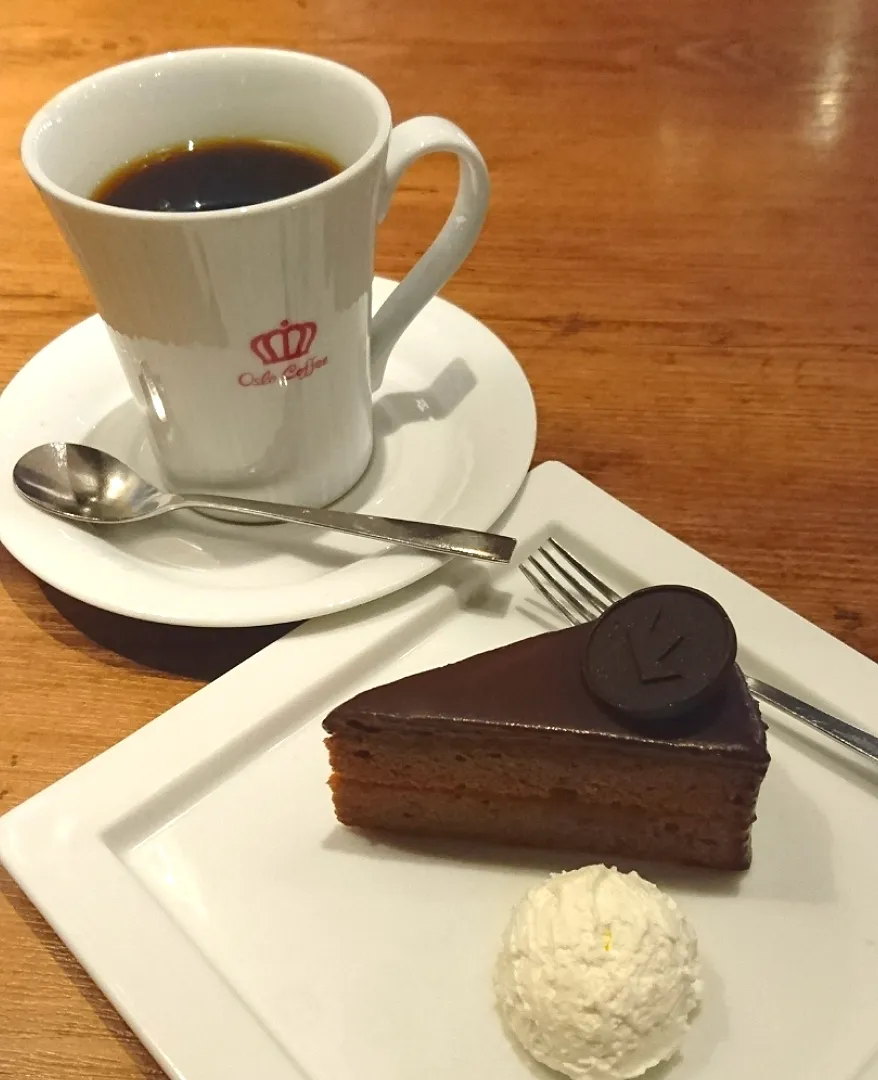 横浜・Oslo Coffee のクイーンとザッハトルテ|すーさん