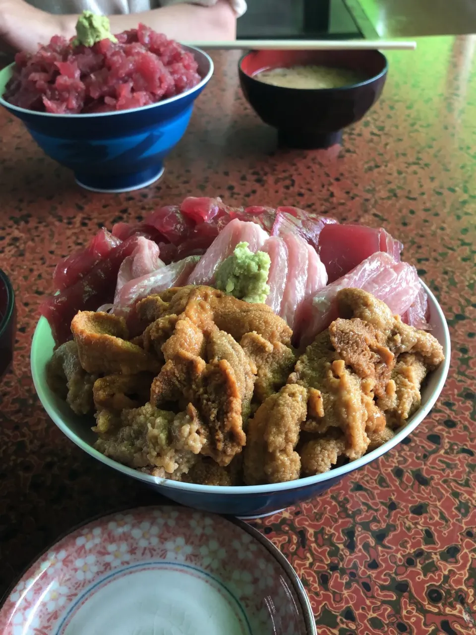 Snapdishの料理写真:鶴亀屋食堂 本マグロと生うにのダブル丼|クレゾーさん