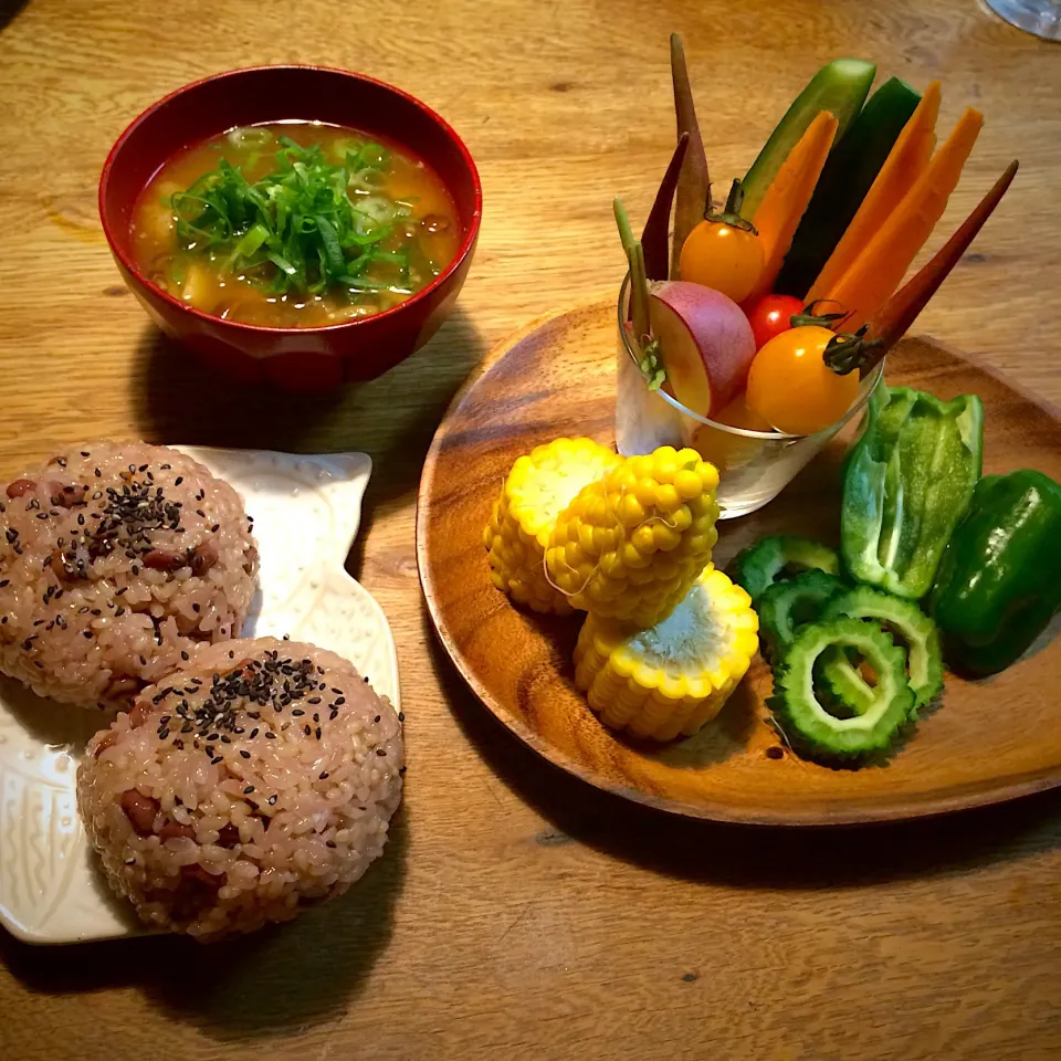 #vegan 
赤飯おにぎりと野菜スティック|makiko_aさん