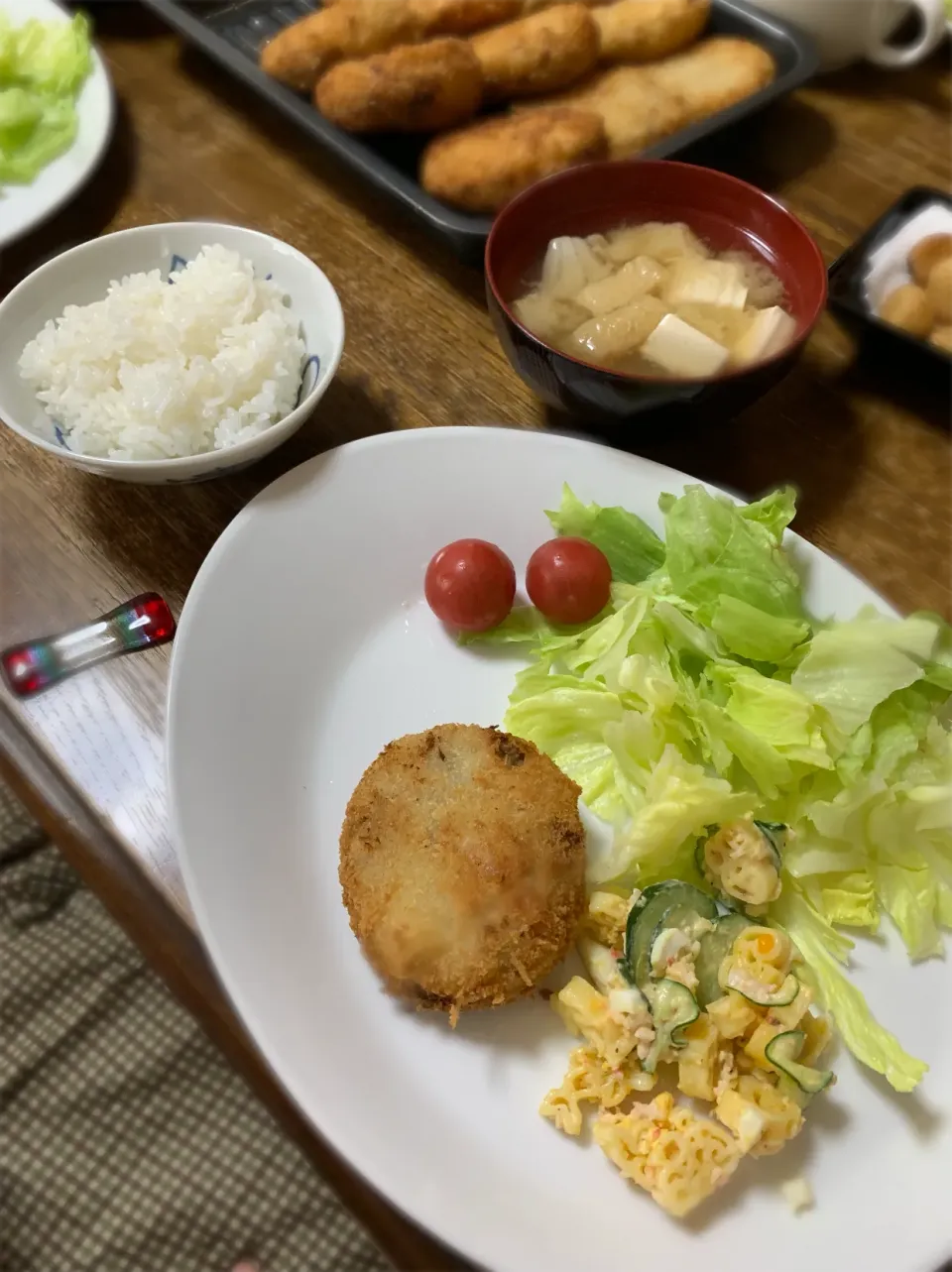 牛肉コロッケ・マカロニサラダ・味噌汁・ご飯|ちびろ菌さん