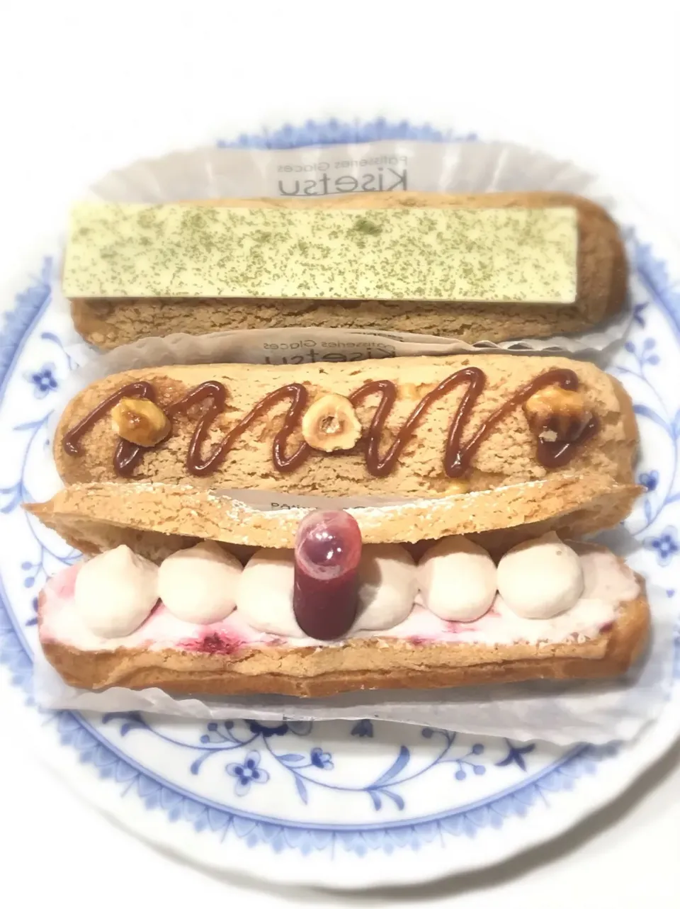 Snapdishの料理写真:エクレア 
フランボワーズ、塩キャラメル、抹茶
Pâtisseries Glaces Kisetsu|髙橋 潤さん