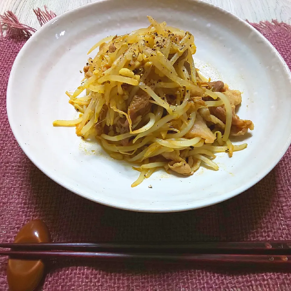 にんにくカレー醤油の豚もやし炒め🐷|真希さん