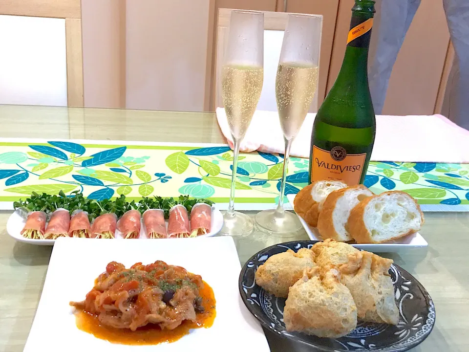 我が家の週末バル🥂チキンのトマト煮込み＆納豆チーズのあげ巾着＆カイワレの生ハム巻き|のりこさん