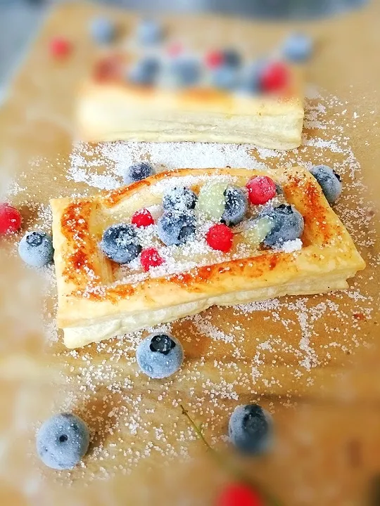 Snapdishの料理写真:blueberries lemon curd pastry|reginaさん