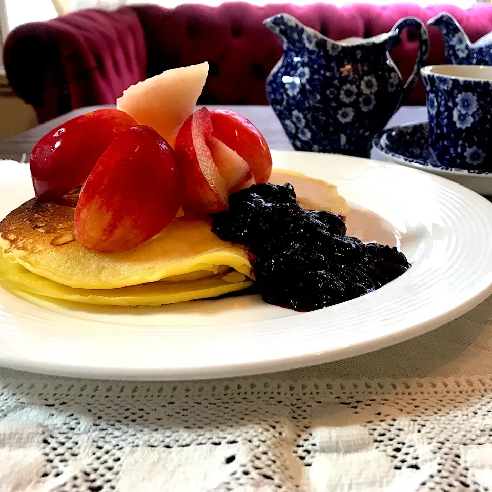 プラムと白桃🍑のパンケーキ🥞                   自家製ブルーベリージャムをのせて🍇|うさぎママ🍷さん