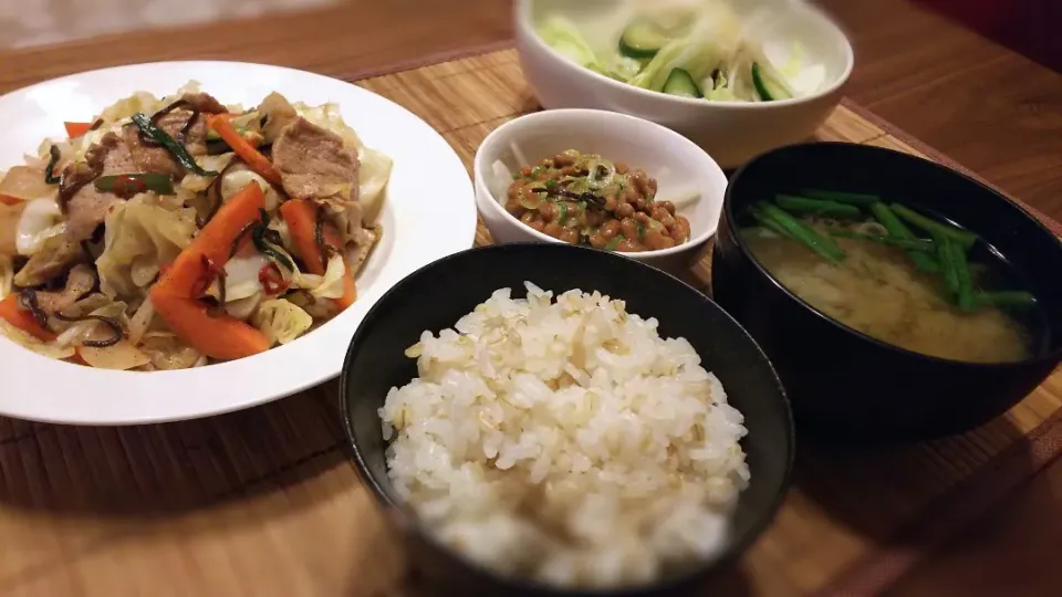 肉野菜炒め定食～
の晩ごはん✨|kaz(*･ω･)さん