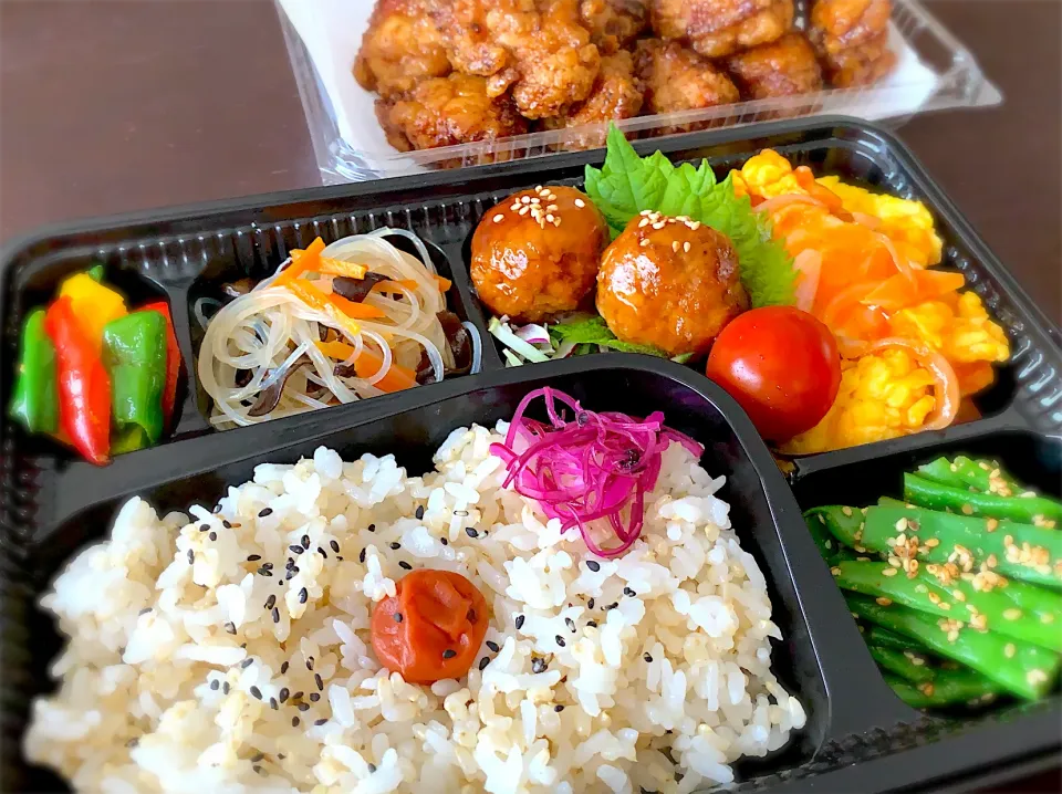 休日お仕事中のダーリンお弁当✩ 本日は中華弁当🍱    #ポイ出来る容器弁 #選挙事務大変|桃実さん