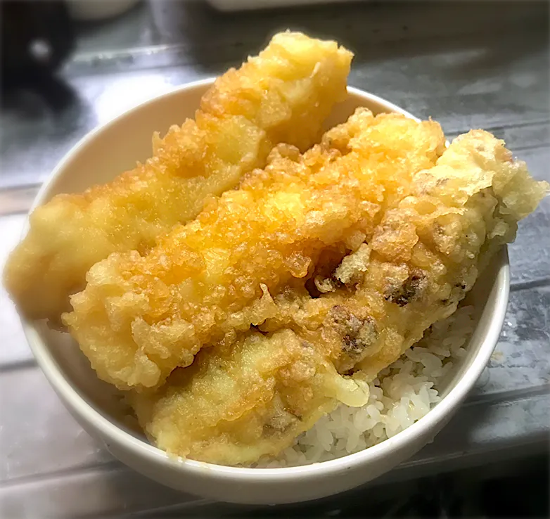 ランチに、イカ天&ちくわ天丼を頂きます😋|ギムレットさん